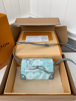  Handbags Louis Vuitton M22637 size:18*11*6.5 cm