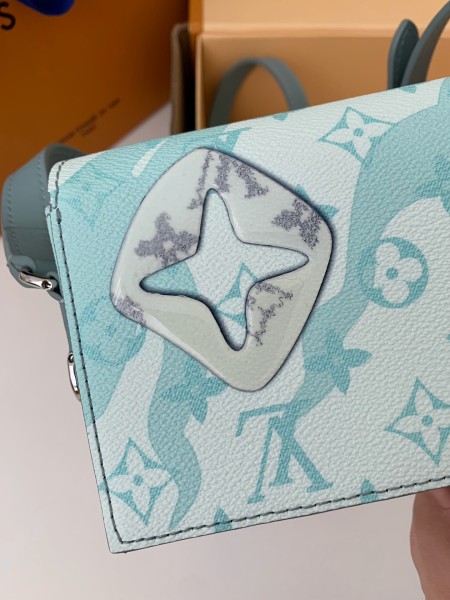  Handbags Louis Vuitton M22637 size:18*11*6.5 cm