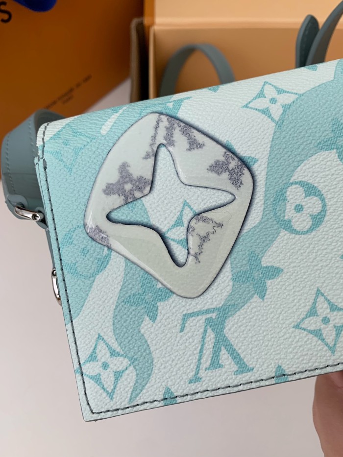  Handbags Louis Vuitton M22637 size:18*11*6.5 cm