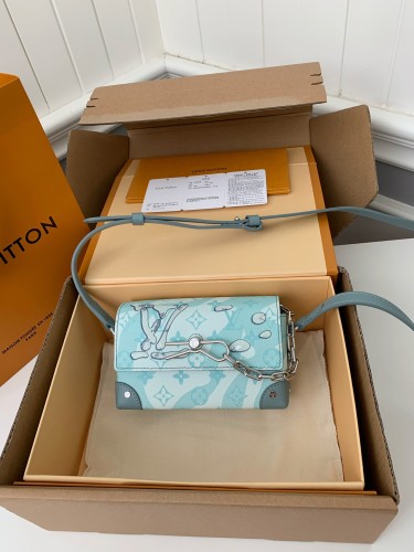  Handbags Louis Vuitton M22637 size:18*11*6.5 cm