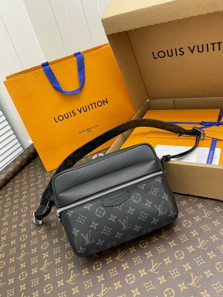 LOUIS VUITTON Outdoor Messenger Monogram Eclipse Taiga Black M30233 size 26*10.5*20 cm