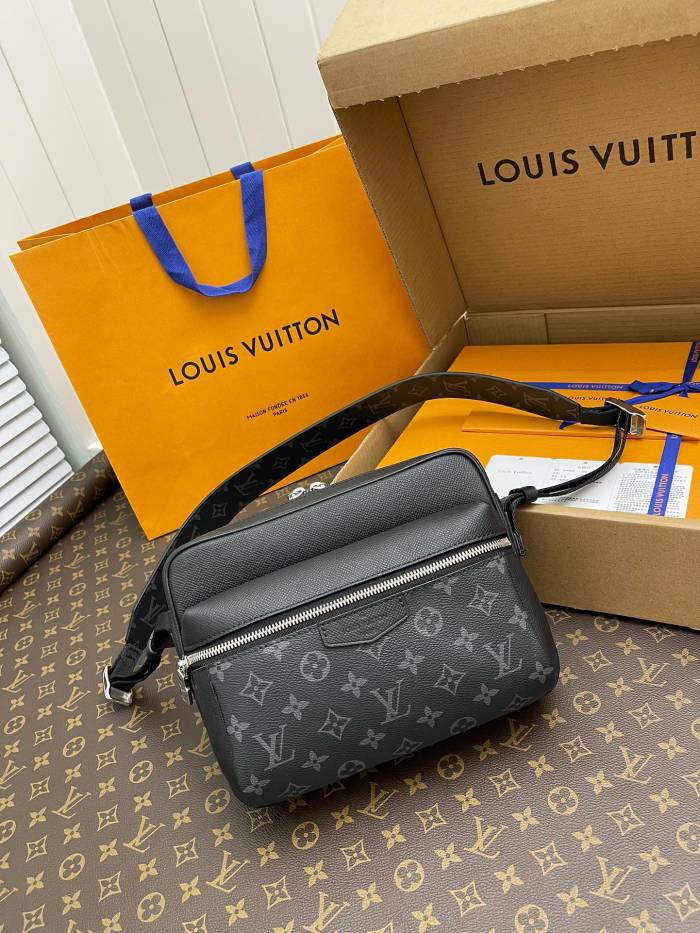 LOUIS VUITTON Outdoor Messenger Monogram Eclipse Taiga Black M30233 size 26*10.5*20 cm