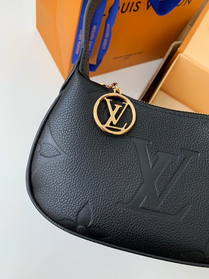  Handbags Louis Vuitton M82391 size:20.5*11*5 cm