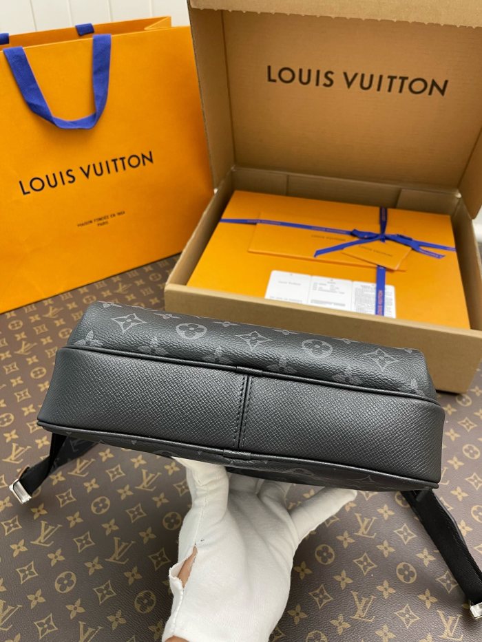 LOUIS VUITTON Outdoor Messenger Monogram Eclipse Taiga Black M30233 size 26*10.5*20 cm