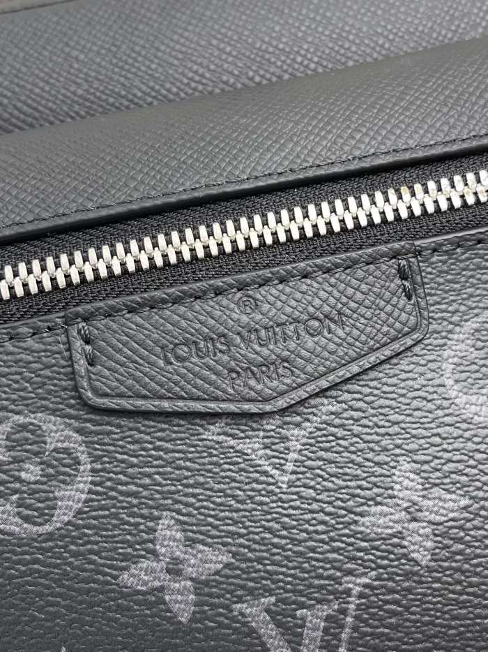 LOUIS VUITTON Outdoor Messenger Monogram Eclipse Taiga Black M30233 size 26*10.5*20 cm
