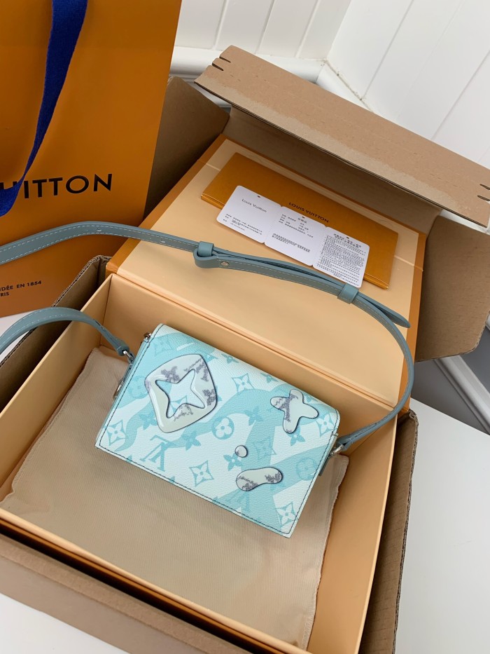  Handbags Louis Vuitton M22637 size:18*11*6.5 cm