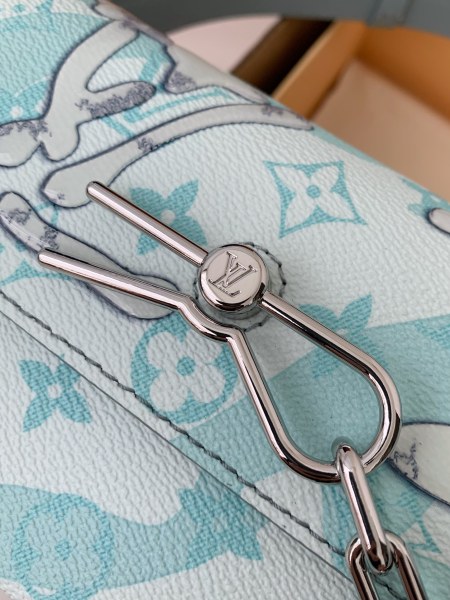  Handbags Louis Vuitton M22637 size:18*11*6.5 cm