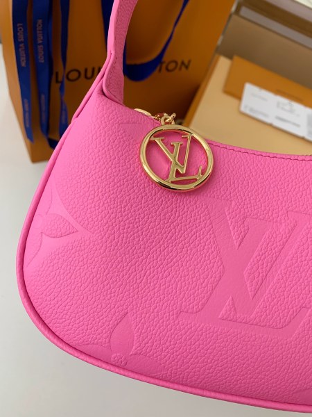  Handbags Louis Vuitton M82391 size:20.5*11*5 cm