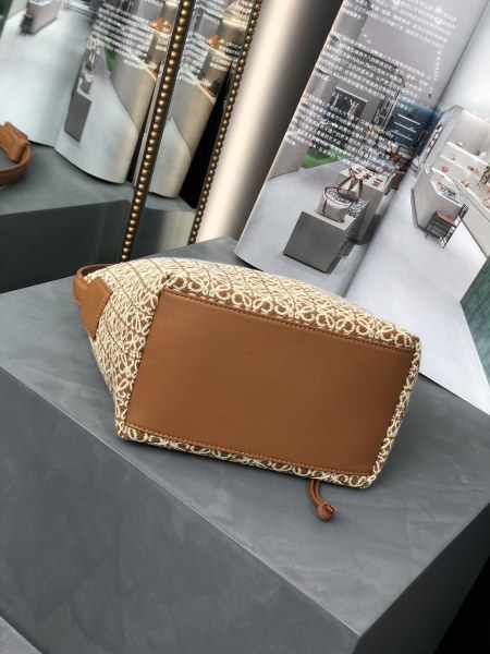  Handbags LOEWE 𝐂𝐮𝐛𝐢   size:21-12-17 cm