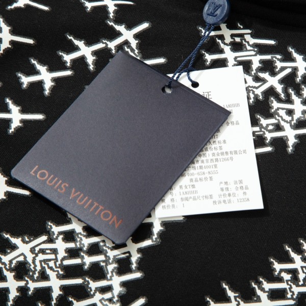 Clothes LOUIS VUITTON 927