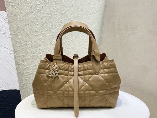  Handbags  Dior 6230 size：23*15*15 cm