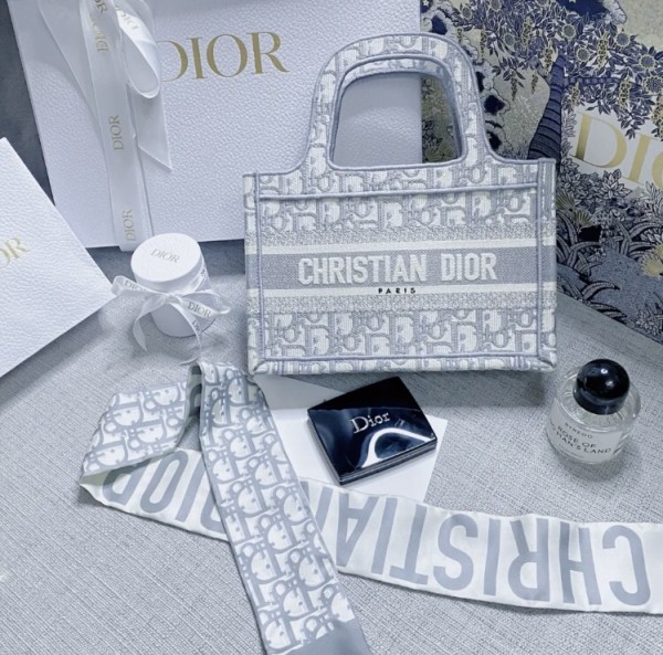  Handbags Dior Book mini Tote 8001