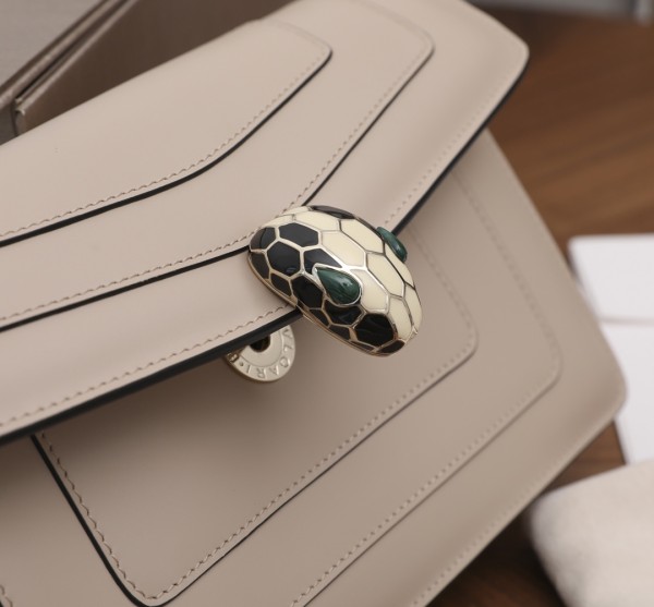  Handbags Bvlgari 370449850 size:25*12*3.5 cm