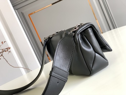  Handbags Bvlgari 2910850801 size:18*12*8 cm