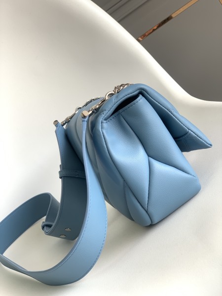  Handbags Bvlgari 2910850801 size:18*12*8 cm