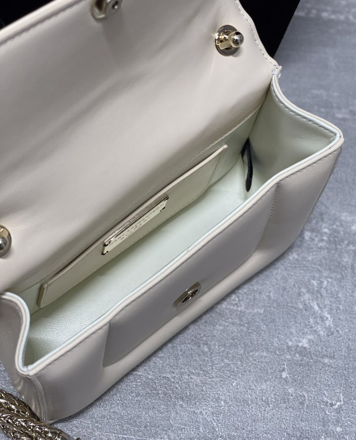  Handbags Bvlgari 291071 size:19.2*15*6 cm