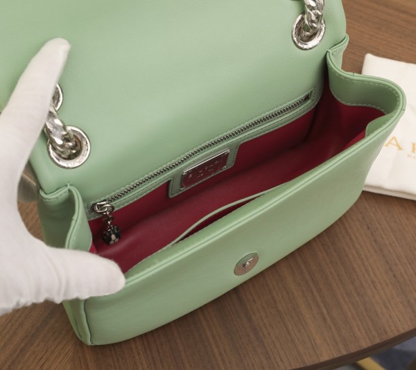  Handbags Bvlgari 28799391100 size:22.5*15*10 cm