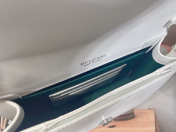  Handbags Bvlgari 292104950 size:22*15*4.5 cm