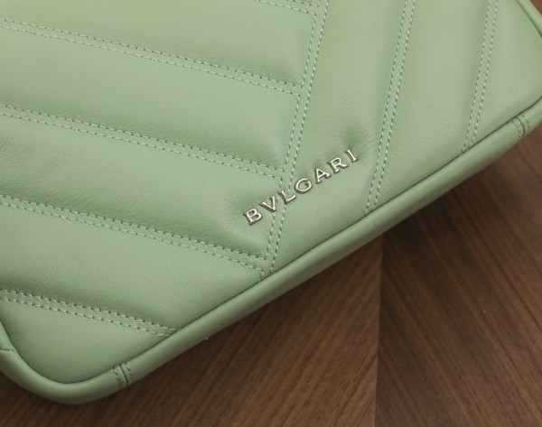  Handbags Bvlgari 28799391100 size:22.5*15*10 cm