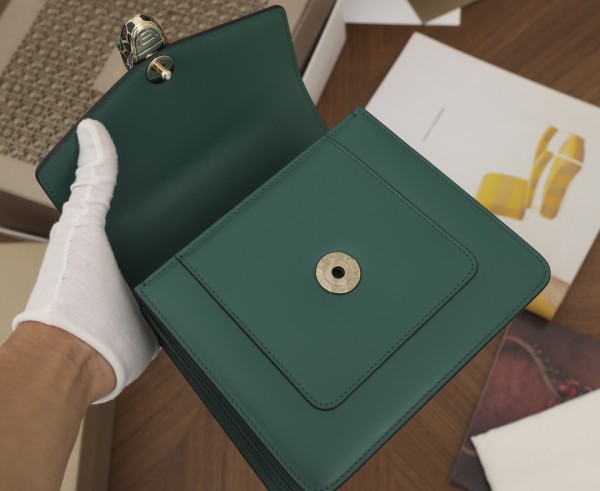  Handbags Bvlgari 28624791050 size:18*16*10cm