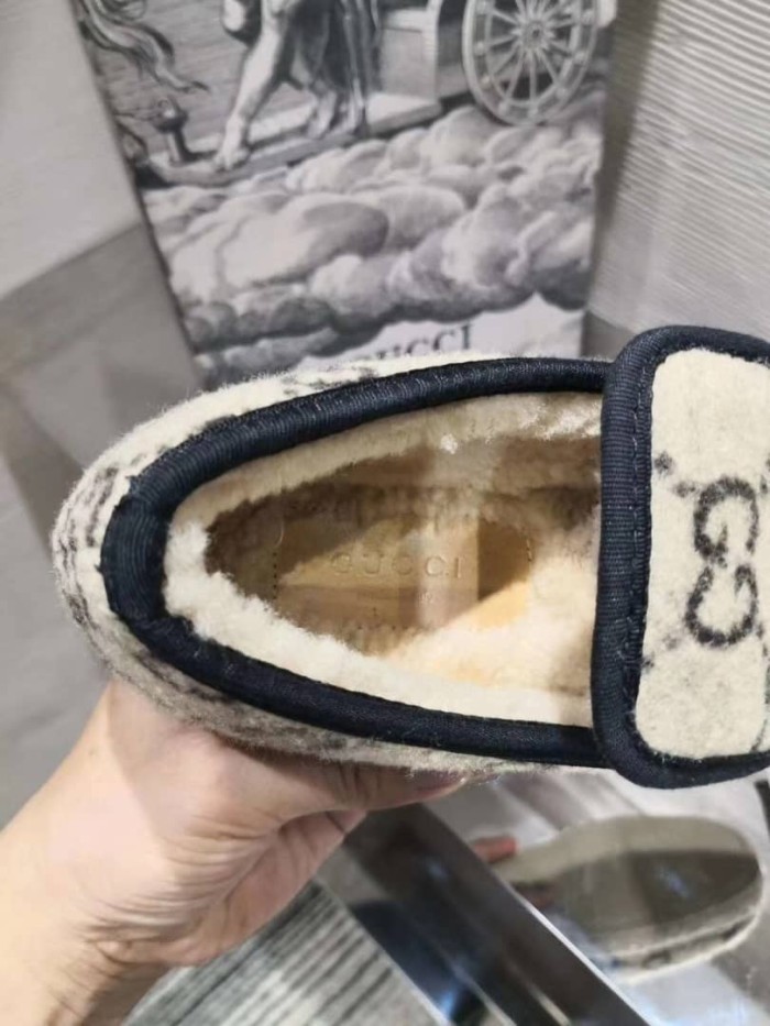 GUCCI Retro horses buckle loaf shoes beige