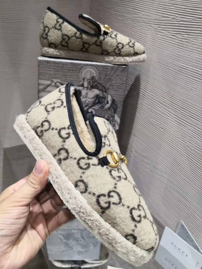 GUCCI Retro horses buckle loaf shoes beige