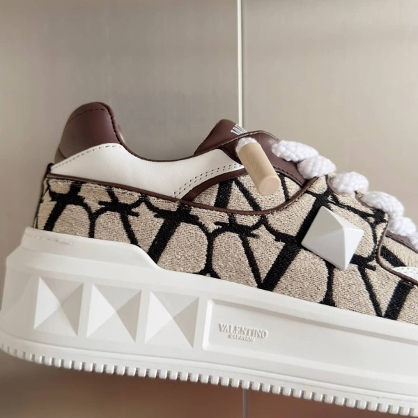 Valentino Garavani Low-Top One Stud XL sneakers