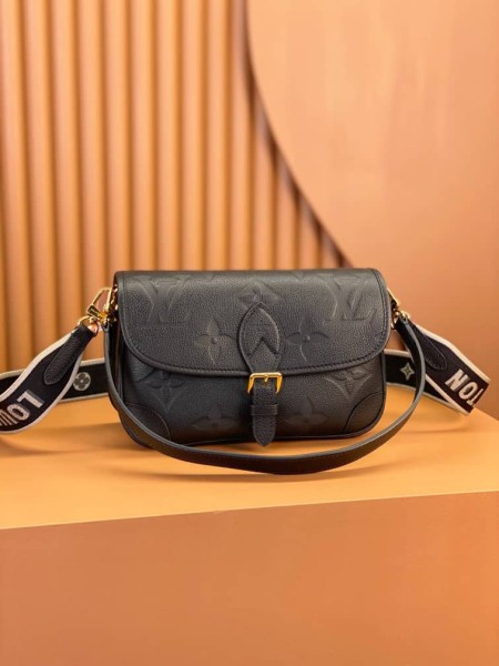LOUIS VUITTON Diane Black M46386 size 24*9*15cm
