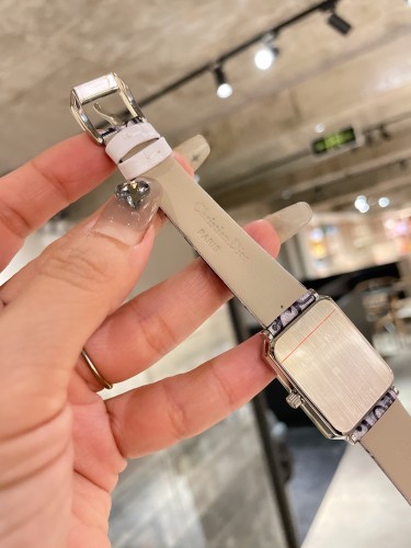 Watches Dior 323427 size:26*32 mm