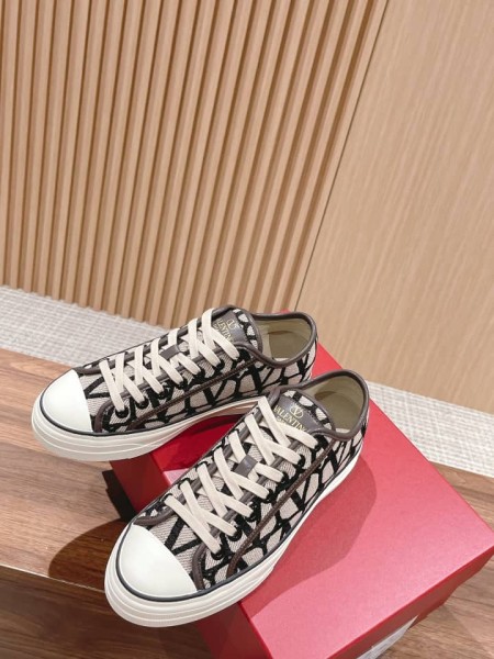 Valentino Garavani Totaloop low-top sneaker in Toile Iconographe fabric with leather details BEIGE BLACK
