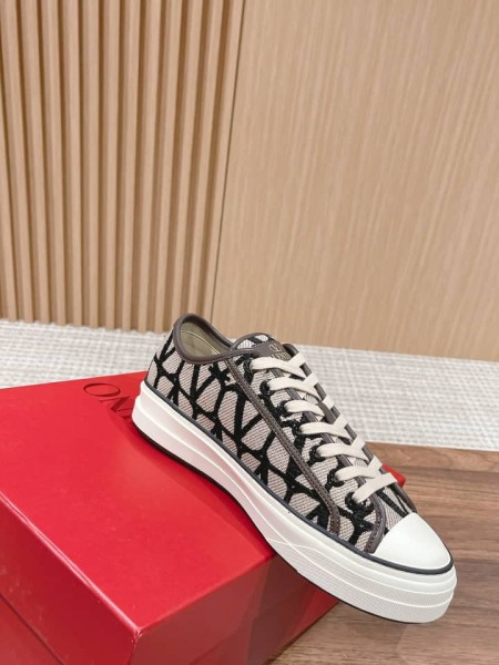 Valentino Garavani Totaloop low-top sneaker in Toile Iconographe fabric with leather details BEIGE BLACK