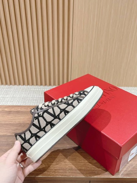 Valentino Garavani Totaloop low-top sneaker in Toile Iconographe fabric with leather details BEIGE BLACK