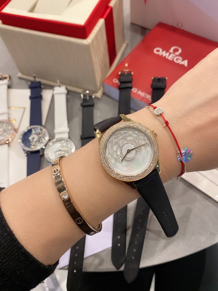 Watches Dior 323390 size:34 mm