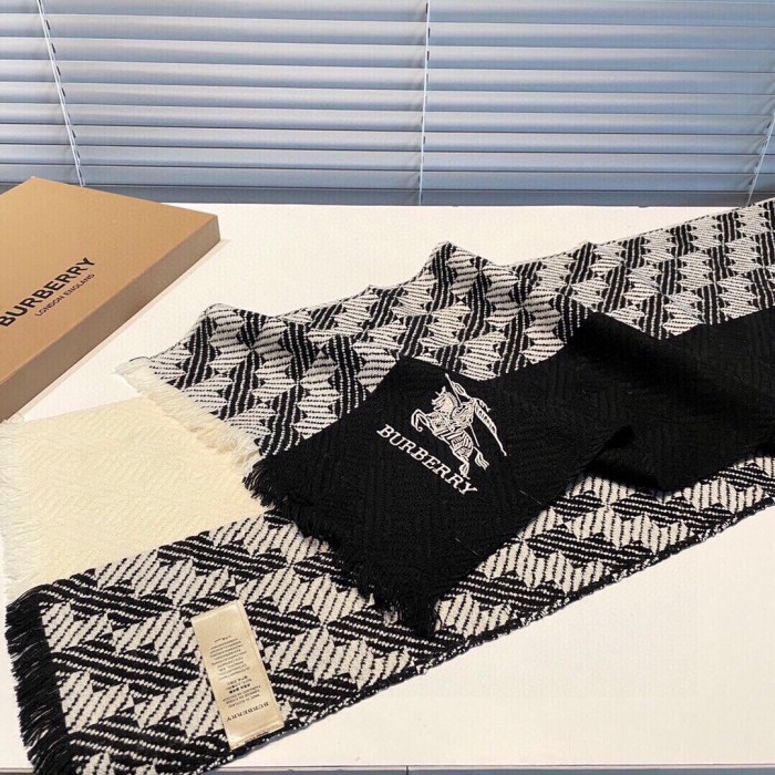 Streetwear Scarf BURBERRY 323689 size： 32x180CM