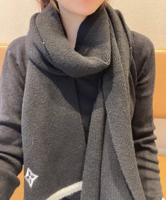 Streetwear Scarf LV 323680 SIZE:35*200