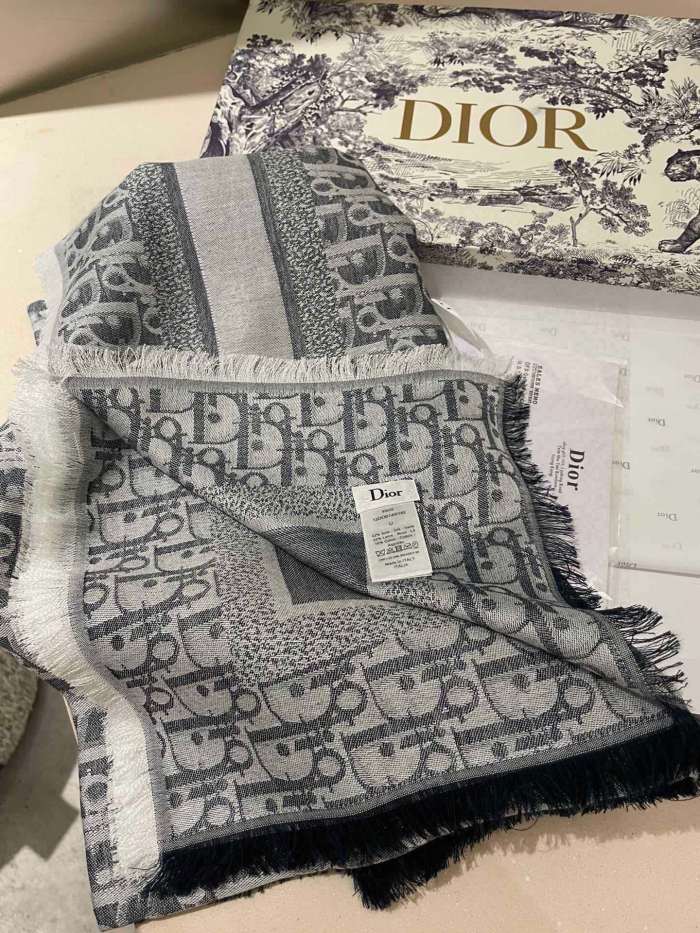 Streetwear Scarf GUCCI 326493 SIZE:140 x 140cm