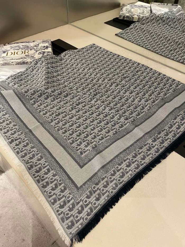 Streetwear Scarf GUCCI 326493 SIZE:140 x 140cm