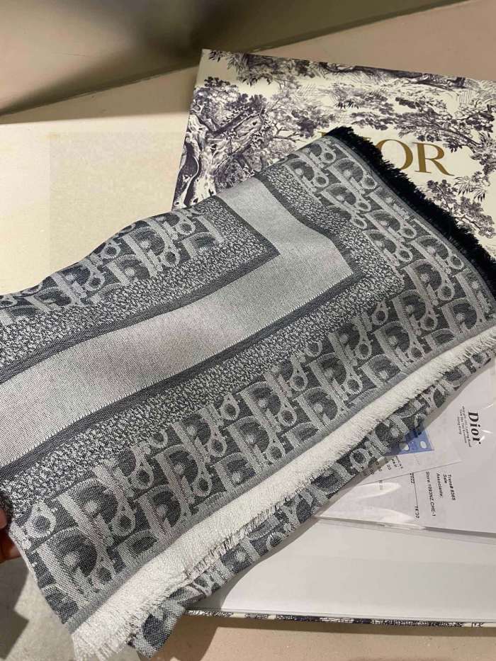 Streetwear Scarf GUCCI 326493 SIZE:140 x 140cm