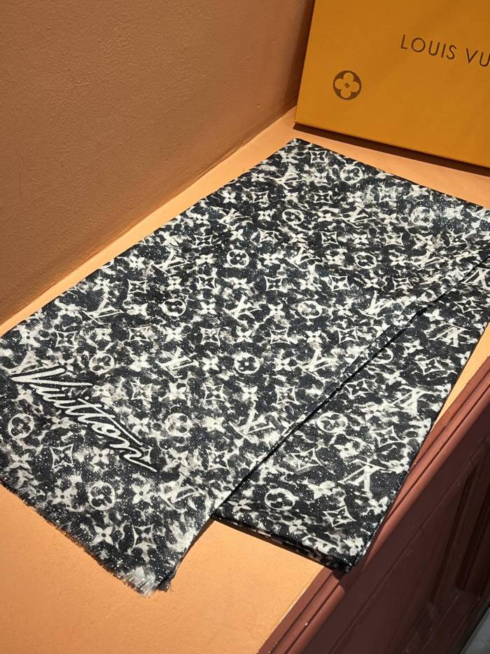 Streetwear Scarf LV 326404 SIZE:110*200cm