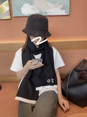 Streetwear Scarf LV 325969 SIZE:200 x 35CM