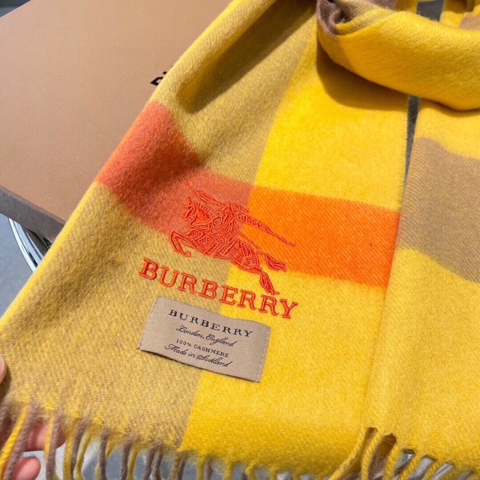 Streetwear Scarf BURBERRY 325965