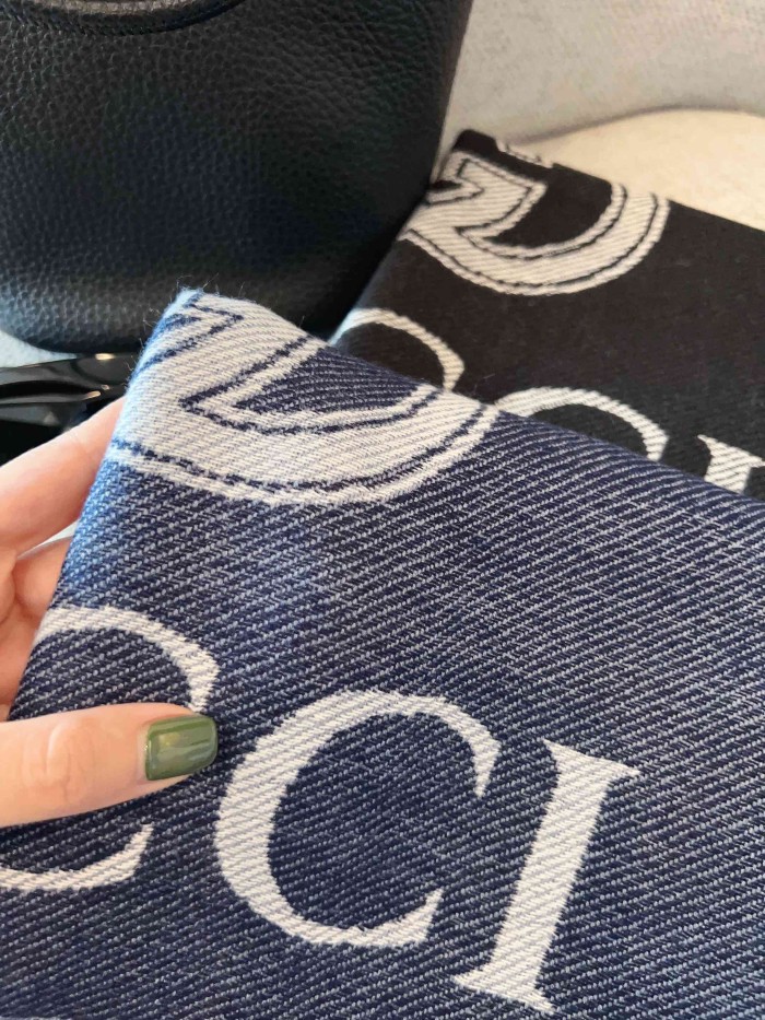 Streetwear Scarf GUCCI 325821