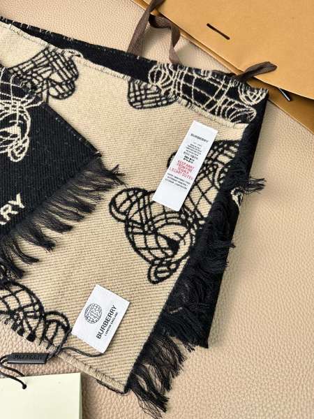 Streetwear Scarf BURBERRY 325644 size：127cm