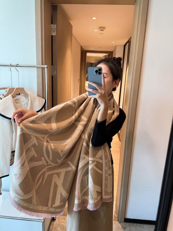 Streetwear Scarf LV 325522