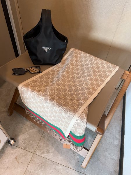 Streetwear Scarf GUCCI 325495 