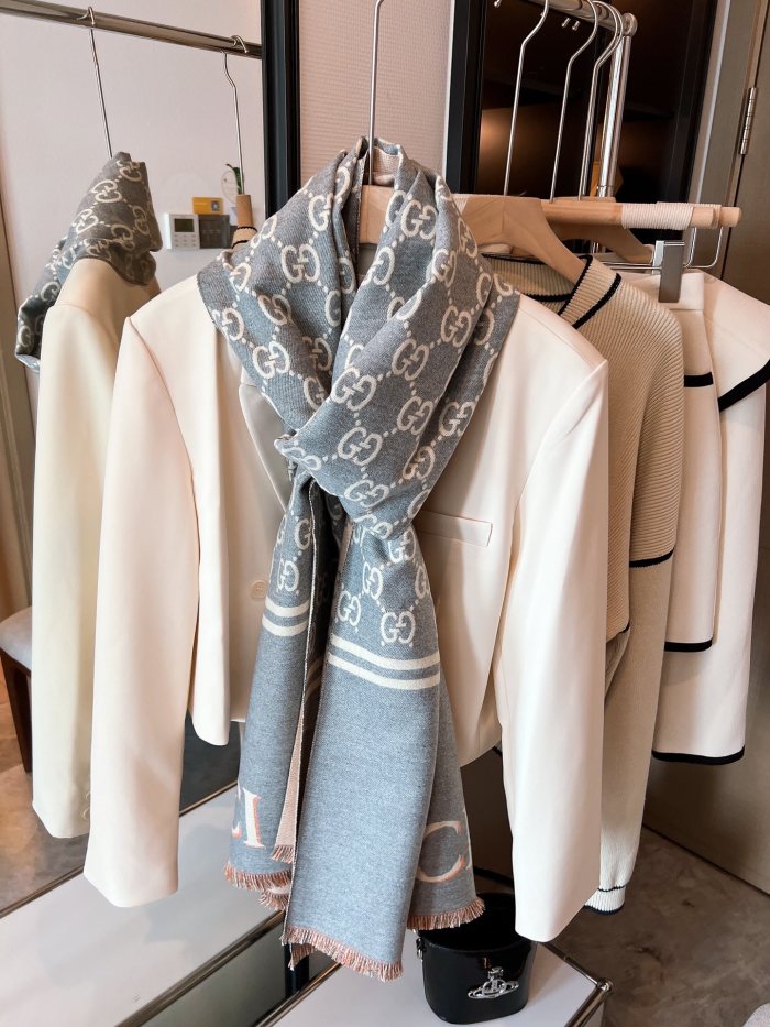 Streetwear Scarf GUCCI 325515 