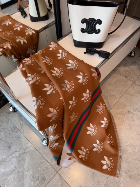 Streetwear Scarf GUCCI 325501 SIZE:90cm*90cm