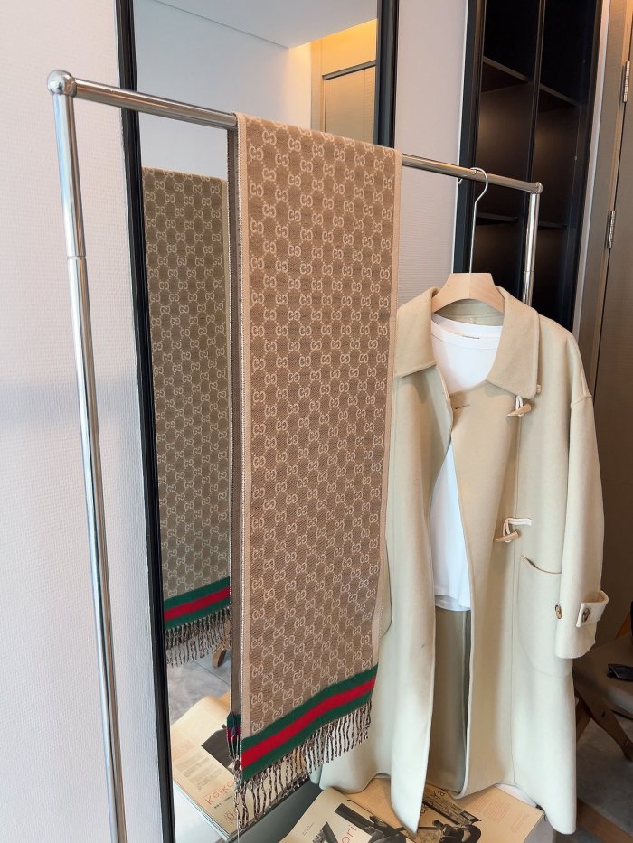 Streetwear Scarf GUCCI 325495 
