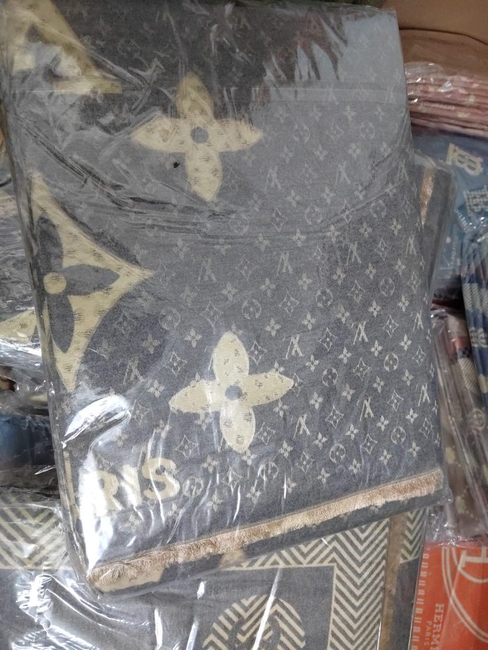 Streetwear Scarf LV 325497 