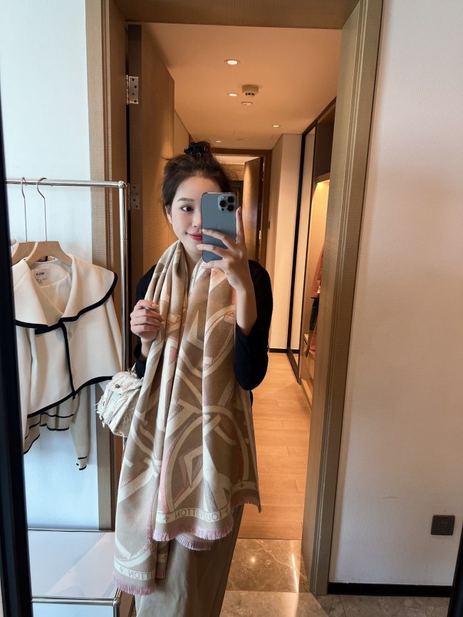 Streetwear Scarf LV 325522